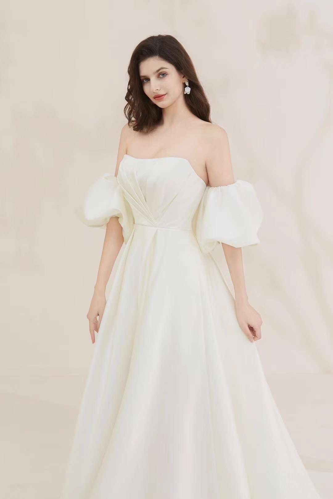 顧客満足度99以上！シンプル　高級サテン　オフホワイト　取り外し可能お袖　二の腕カバー　スリット　カラー変更可能　編み上