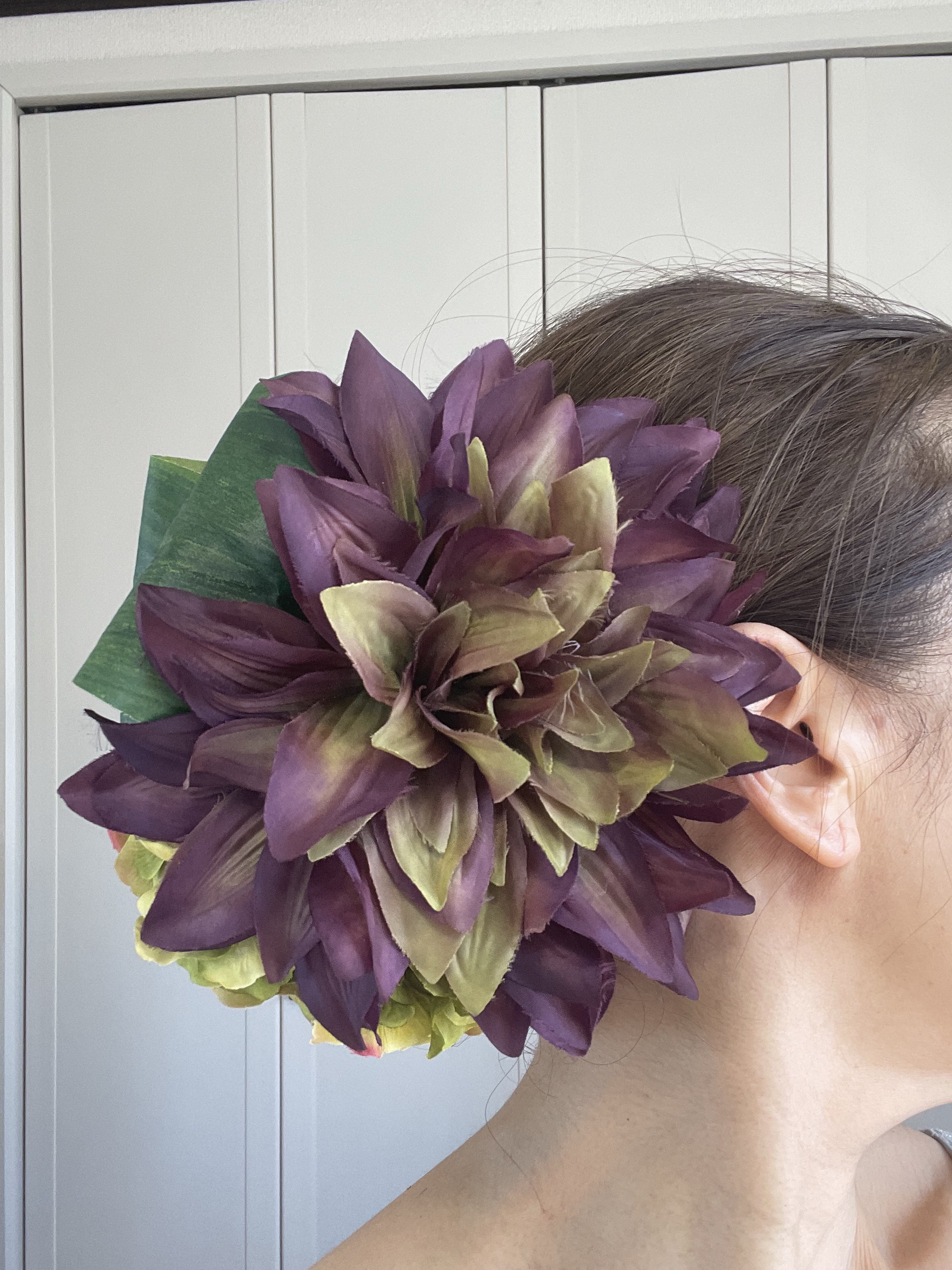 パープルグリーンのオシャレな色の髪飾りクリップ。ダリアとハイドレンジア、グリーンループ
