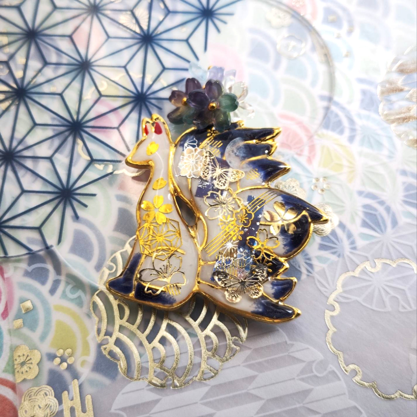 夜桜の九尾の狐キーホルダー/チャーム　和風　九尾　手作り　和柄　華　桜　お守り　夜桜　レジン　狐　和の一品