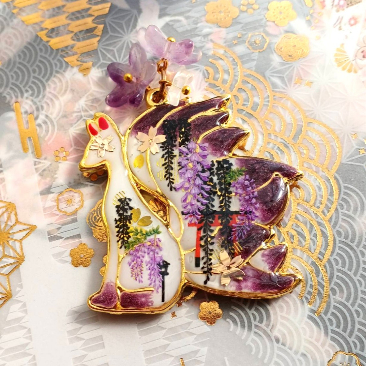藤色九尾の狐キーホルダー/チャーム　和風　九尾　手作り　和柄　華　藤　和の華　お守り　紫　レジン　身近な神様　神獣　狐