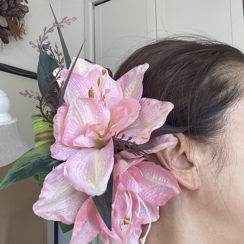 ピンク色のアマリリスクリップ。フラダンス、発表会、ブライダル、成人