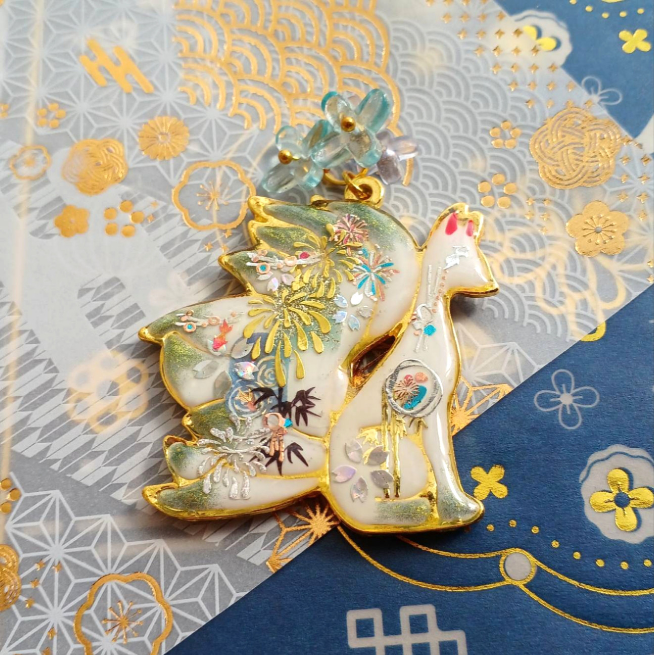 夏色九尾の狐キーホルダー/チャーム　和風　九尾　手作り　和柄　華　金魚　ラムネ色　お守り　夏　レジン　狐　身近な神様