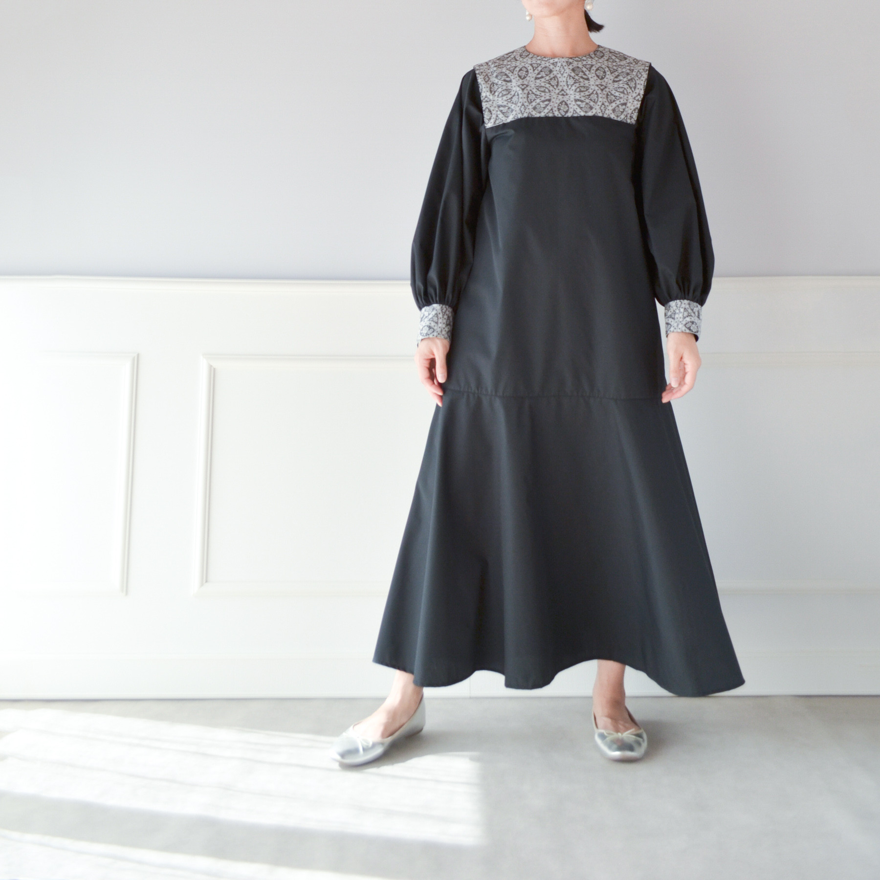 フレア裾でシックなオケージョンワンピース　リバティ使用　上からすっぽり着れる オケージョンワンピ