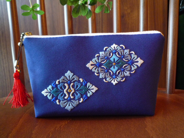 日本刺繍のファスナーポーチ（花菱紋‐2）(F1808)