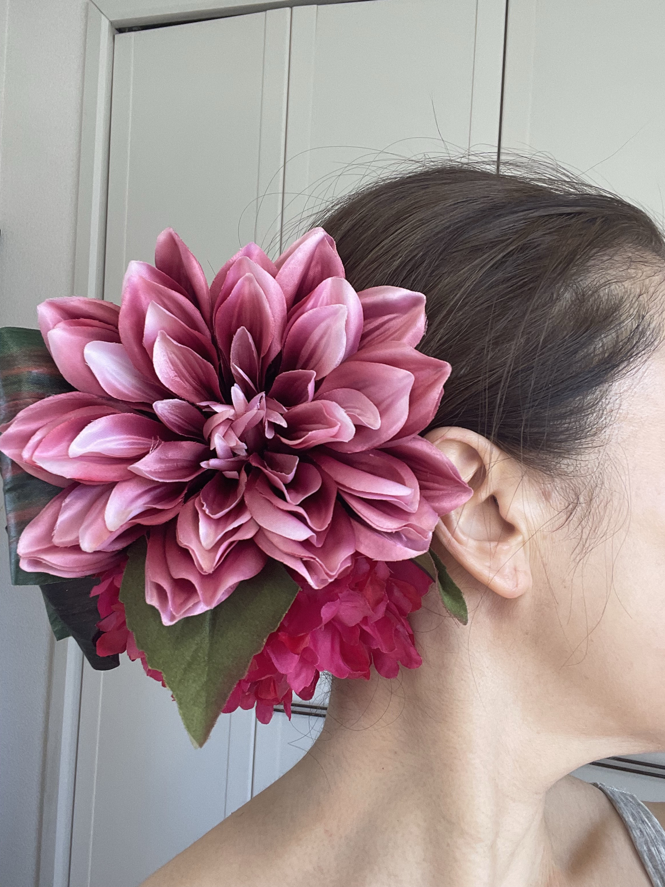 バーガンディのダリアと赤ピオニーの髪飾りクリップ。