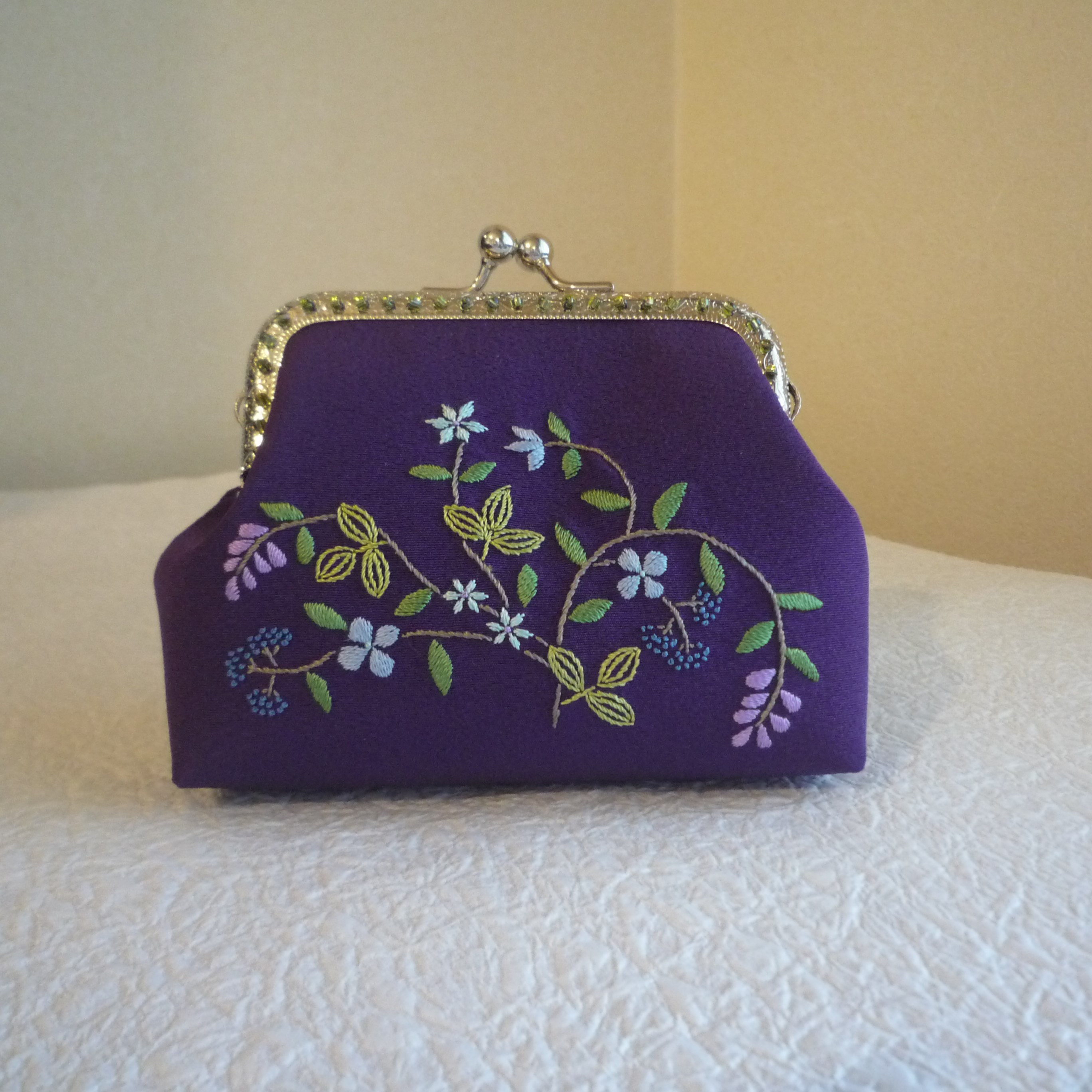 日本刺繍のがま口（花唐草-10）(F2301)