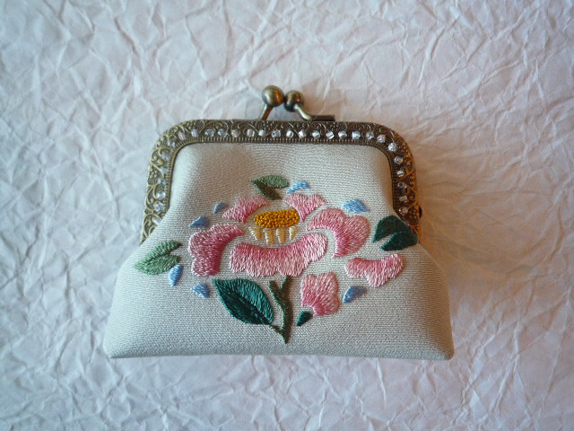 日本刺繍のがま口（小）（椿紋）(F1901)