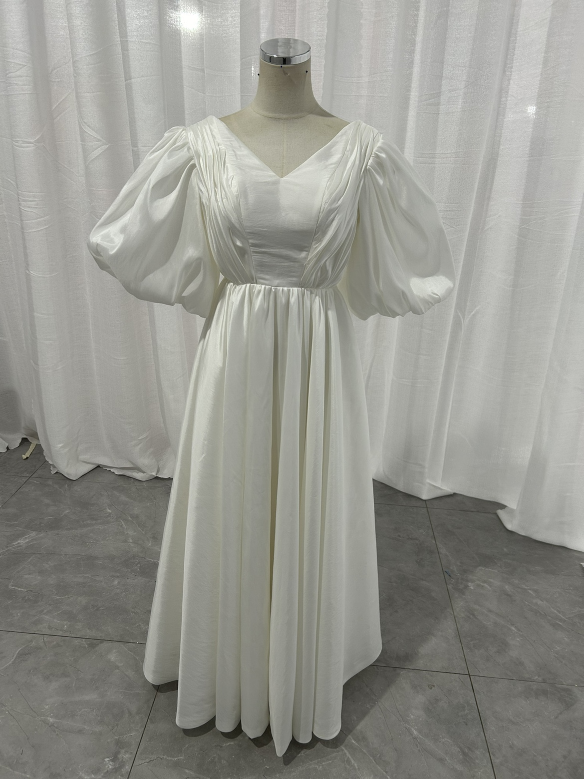 パーティードレス オフホワイト Vネック ロング 背中見せ シルクタフ 二次会