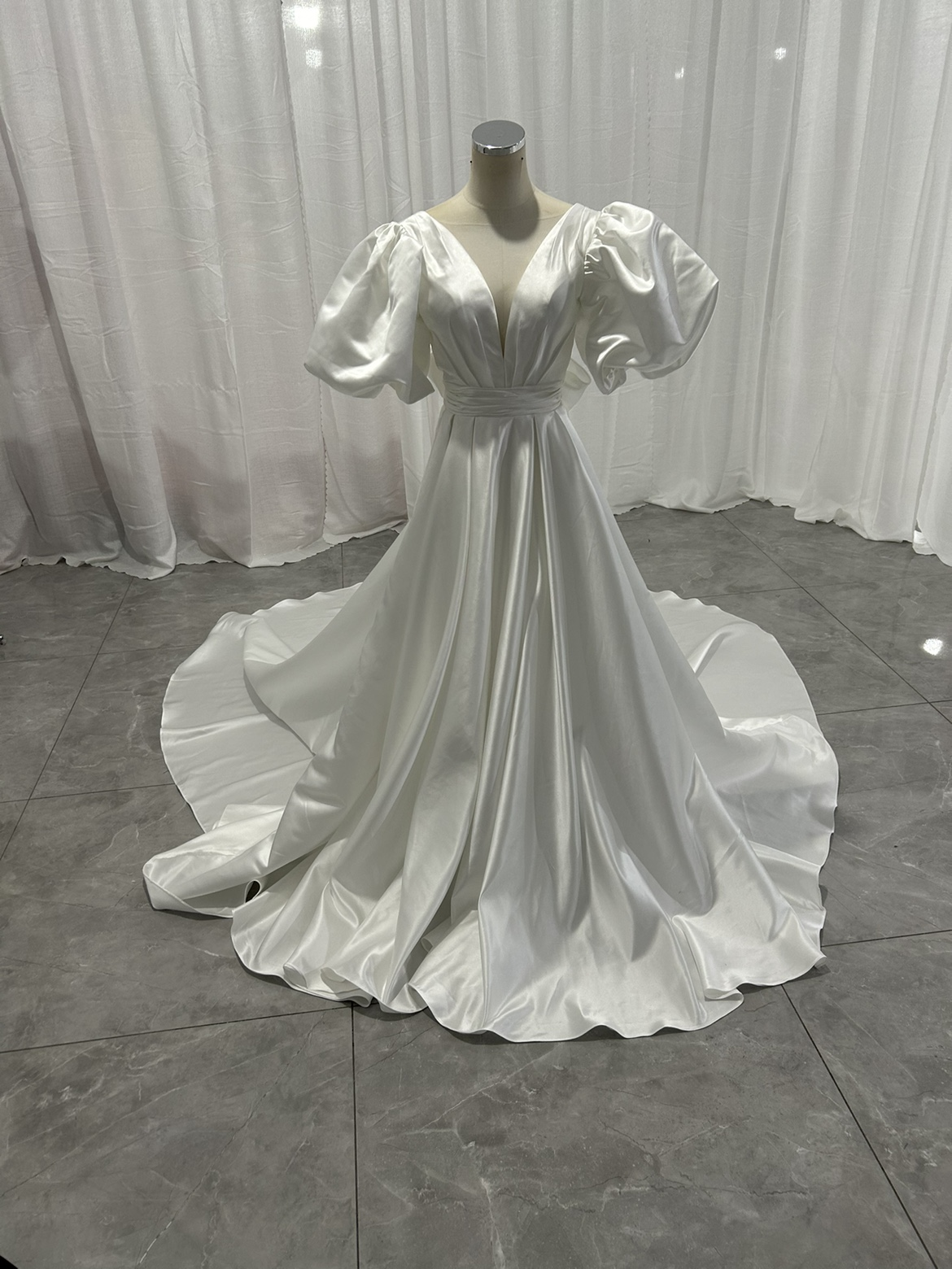 パーティードレス オフホワイト Vネック パフスリーブ ロングトレーン エレガント 披露宴