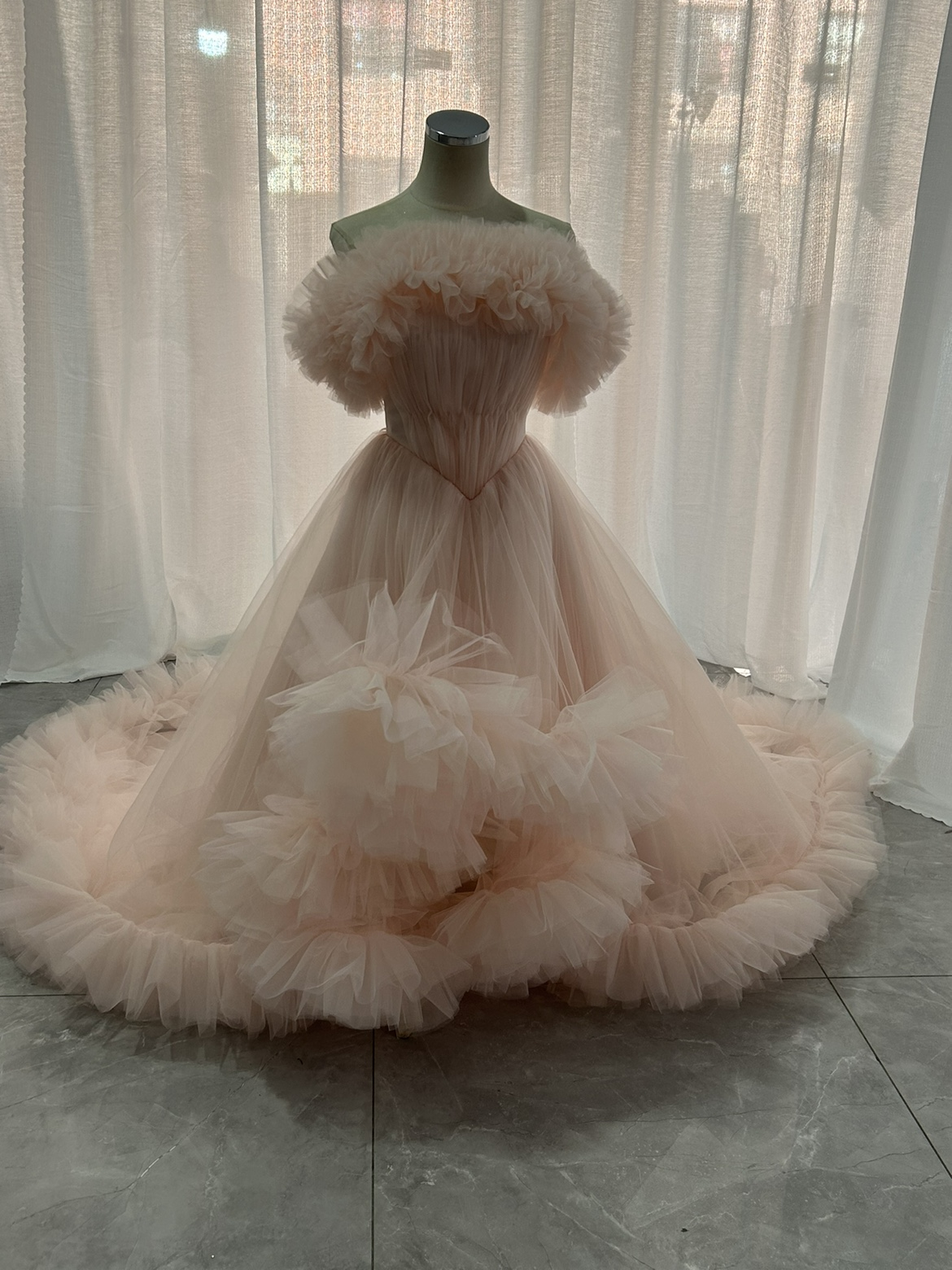 人気上昇！薄ピンク カラードレス オフショルダー ラッフルフリル フィッシュテール 花嫁 可愛い