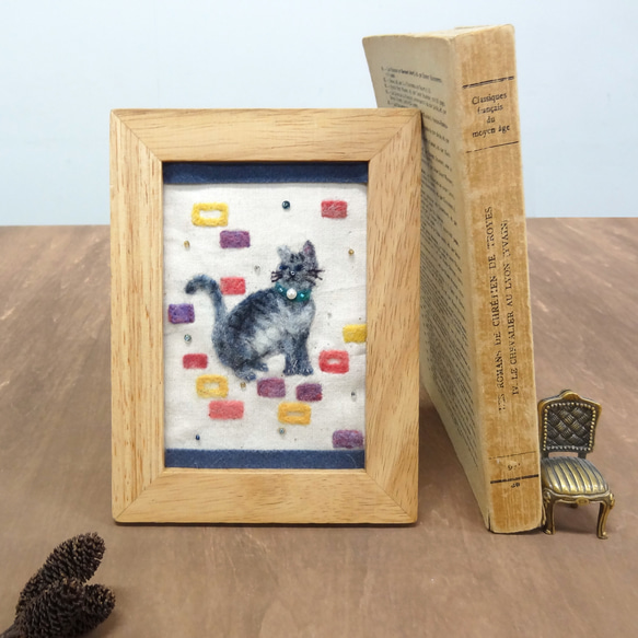 【送料無料】羊毛刺しゅうの額絵「おすましネコ」 1枚目の画像