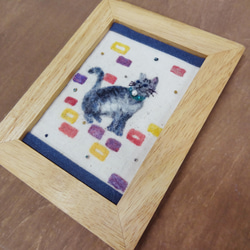 【送料無料】羊毛刺しゅうの額絵「おすましネコ」 3枚目の画像