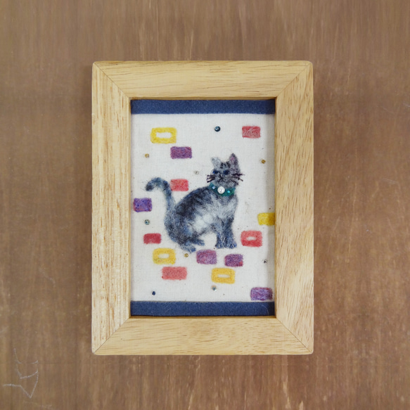 【送料無料】羊毛刺しゅうの額絵「おすましネコ」 2枚目の画像