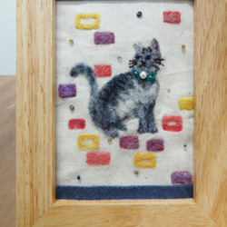 【送料無料】羊毛刺しゅうの額絵「おすましネコ」 4枚目の画像