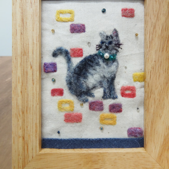 【送料無料】羊毛刺しゅうの額絵「おすましネコ」 4枚目の画像