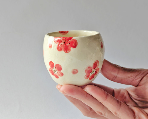 手のひらサイズの愛らしさ。梅の花おちょこ B おちょこ・ぐい呑み