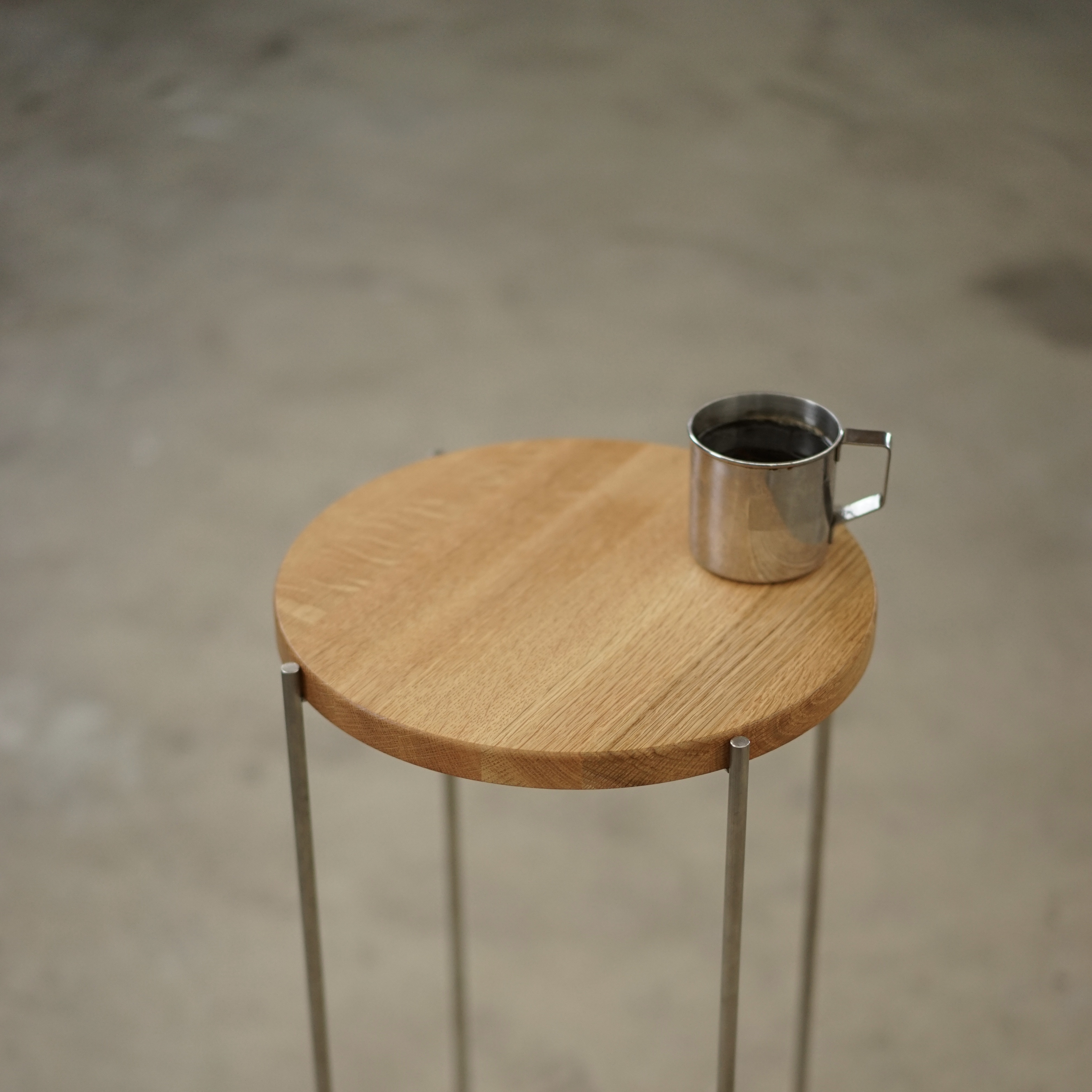 サイドテーブル（レッドオーク）