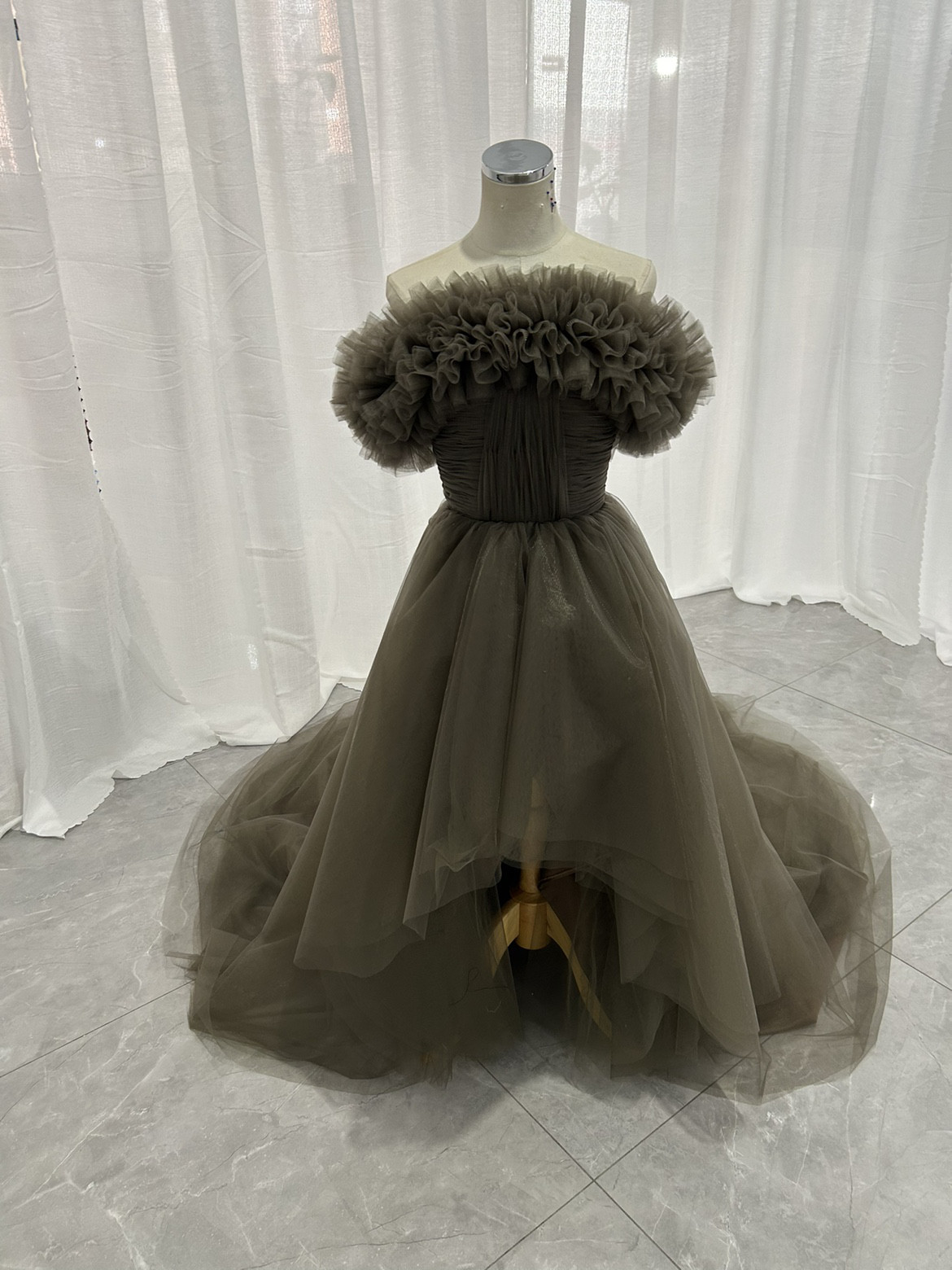 輝きな光彩を放つ 薄 コーヒーの色 取り外しオフショルダー   カラードレス ショートインロングド/挙式/前撮り/花嫁