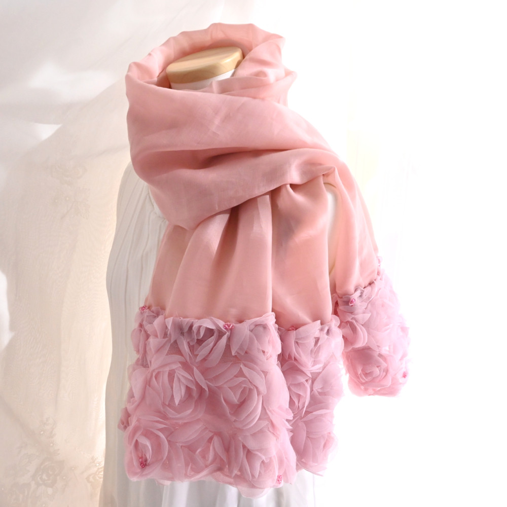 スワロ煌めく、裾一面にバラが咲くレース×ふんわり シアー＊ストール《サーモンピンク》送料無料