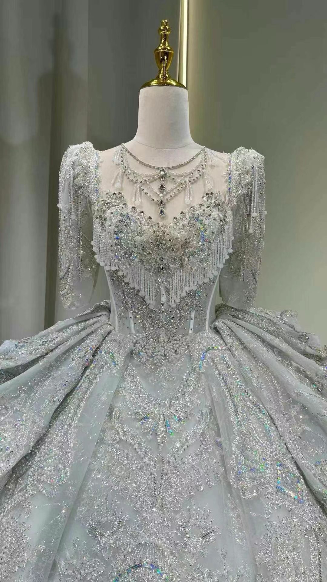 圧倒的なウェディングドレス　シルバーキラキラ　華やかな　女王派　目立つ　高級　エレガント　プリンセス　ブライダル　結婚式