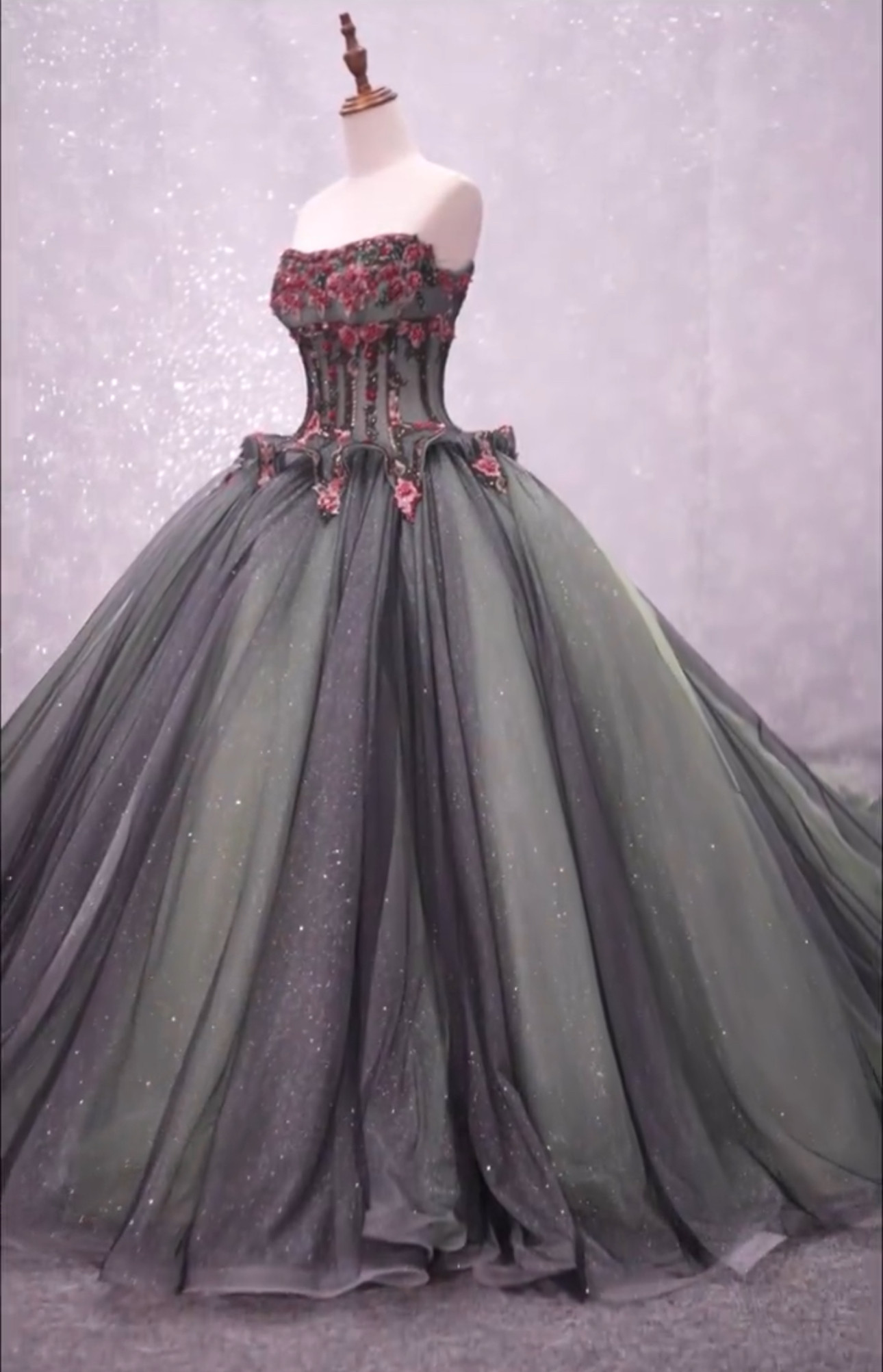 深めな緑　ビスチェ　フレアスカート　クラシカルなカラードレス　お花飾り　キラキラ華やかなトレーン　編み上げ結婚ウェディン