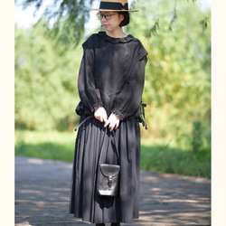 2色 リネン100% フリルカラーとふんわりシルエットのブラウス【春秋】黒・グレー 8枚目の画像