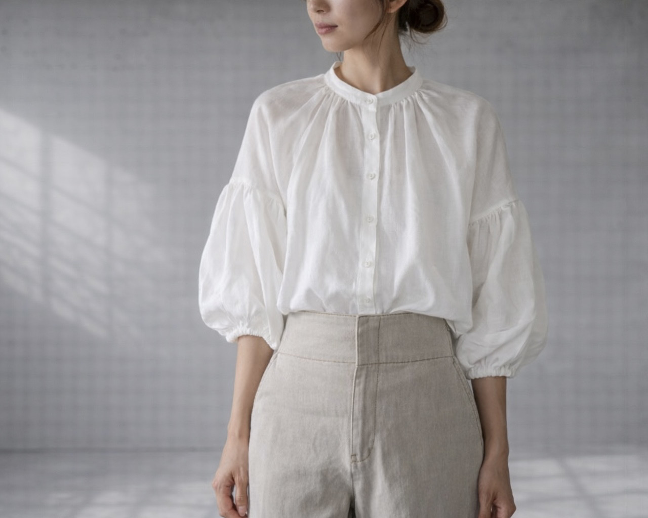 リネンブラウス／ボリューム袖のリネンシャツ／ベラルーシリネンギャザーデザインブラウス／ホワイト