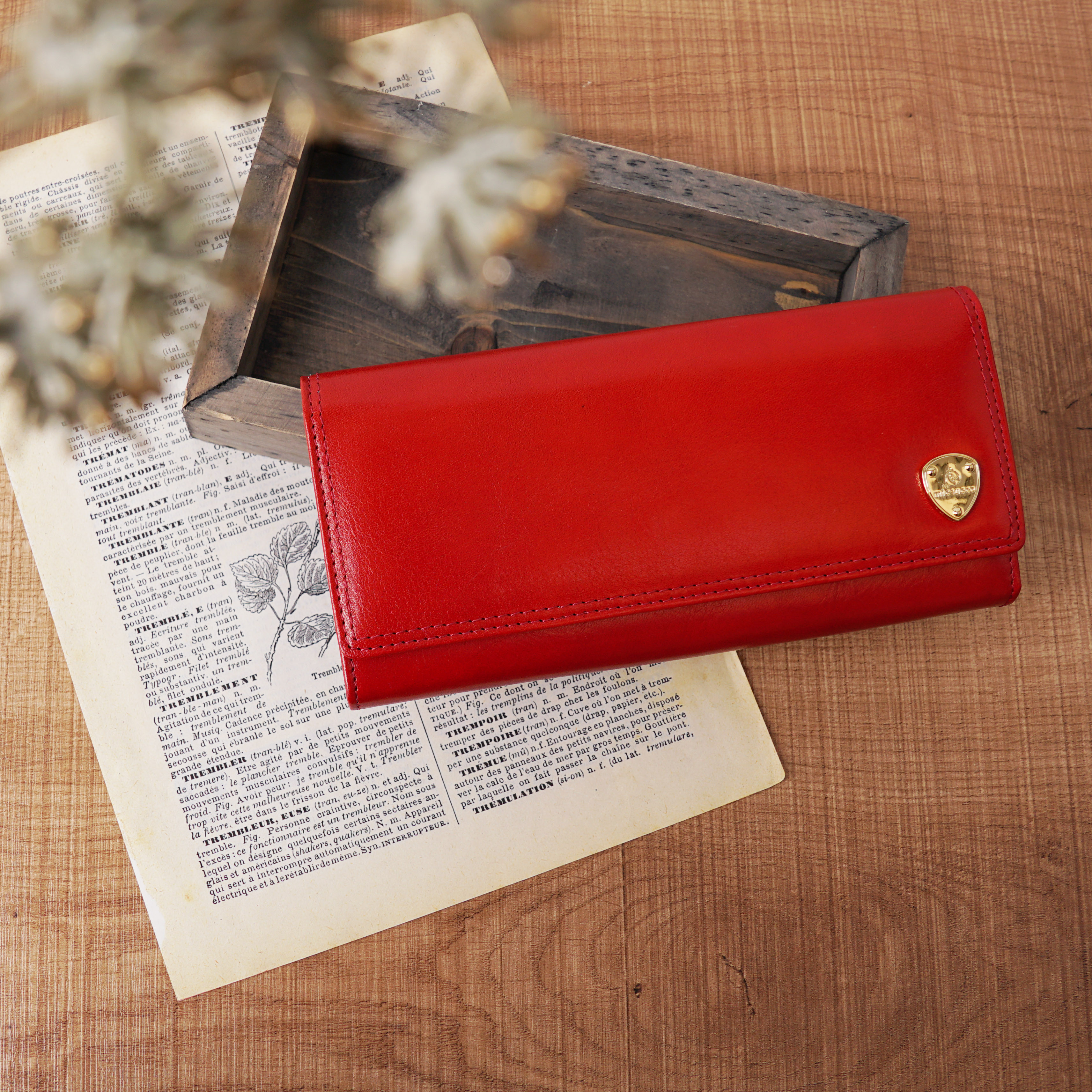 ★ラスト1点10％OFF★【刻印可】トラッド＆艶やか牛革 かぶせ型長財布 レッド エンブレム2 MJ0998