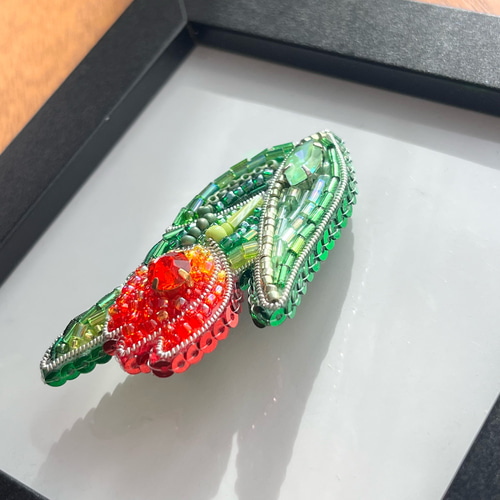 チューリップのビーズ刺繍ブローチ(レッド) 春 ブローチ