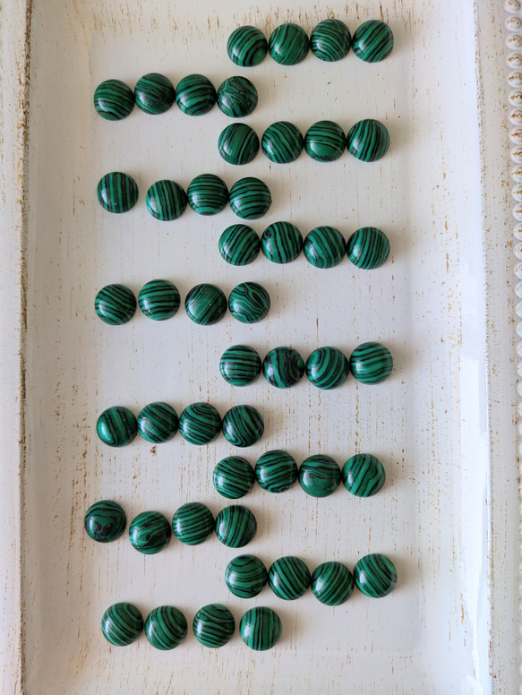 ３点以上送料無料：10ミリ：合成マラカイトカボション：半円：４個：画像のお品物 4枚目の画像