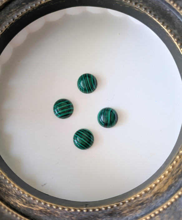 ３点以上送料無料：10ミリ：合成マラカイトカボション：半円：４個：画像のお品物 1枚目の画像