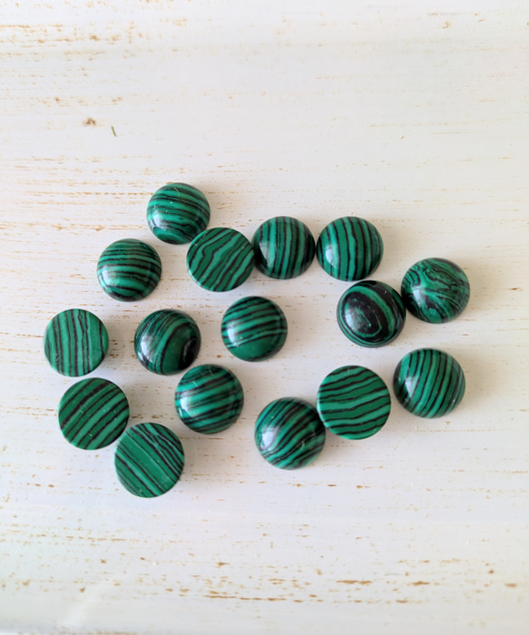 ３点以上送料無料：10ミリ：合成マラカイトカボション：半円：４個：画像のお品物 2枚目の画像