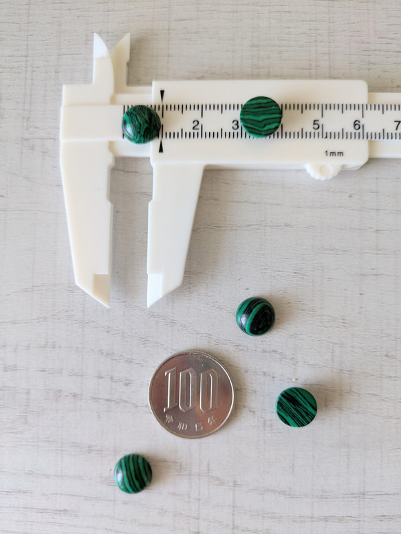 ３点以上送料無料：10ミリ：合成マラカイトカボション：半円：４個：画像のお品物 3枚目の画像