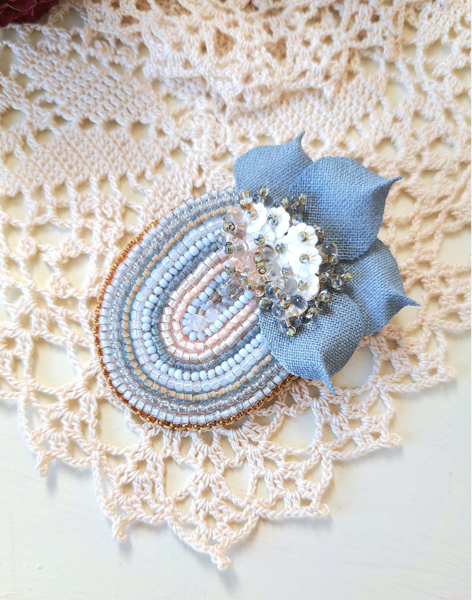 『リネンとビーズのお花　ビーズ刺繍　ブローチ　コサージュ』M　ブルー系