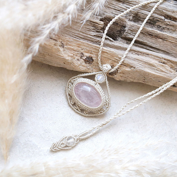 ローズクォーツ天然石マクラメネックレスmac412-エスニックアジアンエキゾチックなアレルギーフリーの大振りアクセサリー 1枚目の画像