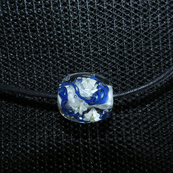 とんぼ玉、百合とアゲハ蝶NO.3（ガラス、とんぼ玉、ユリ、アゲハ蝶、一点物）