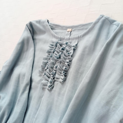 SALE☆ 襟元フリル　フレアブラウス　キャンディスリーブ    ペールブルーのダブルガーゼ　日本製 4枚目の画像