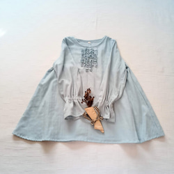 SALE☆ 襟元フリル　フレアブラウス　キャンディスリーブ    ペールブルーのダブルガーゼ　日本製 1枚目の画像