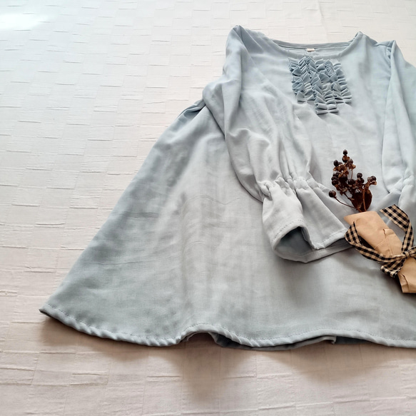 SALE☆ 襟元フリル　フレアブラウス　キャンディスリーブ    ペールブルーのダブルガーゼ　日本製 3枚目の画像