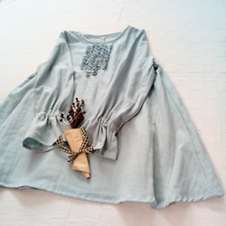 SALE☆ 襟元フリル　フレアブラウス　キャンディスリーブ    ペールブルーのダブルガーゼ　日本製 2枚目の画像