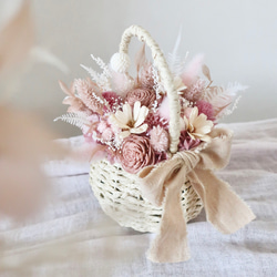 ドライフラワーのバスケットアレンジメント ピンク×ホワイト｜春の