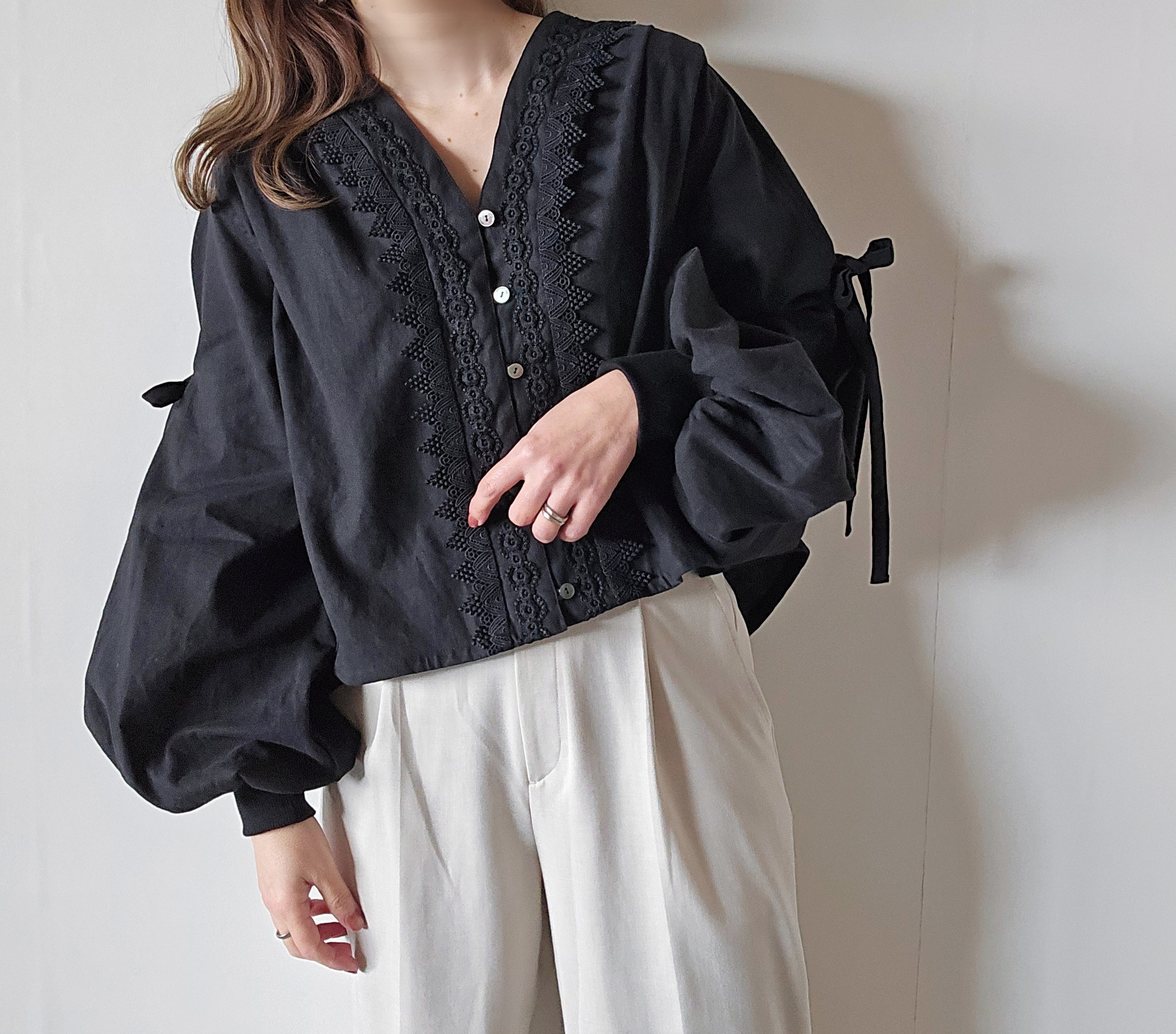 フロント刺繍レース・クロップド丈ブラウス・Sサイズ