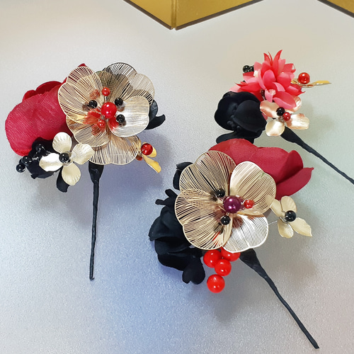No.350 豪華！黒羽根 赤黒金　♡ フラワーピン 振袖髪飾り 成人式髪飾り 成人式 髪飾り メタルフラワー ゴールド 赤黒 レッド ブラック 振袖 和