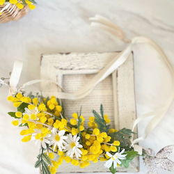 「ミモザとデイジーの壁掛け」母の日ﾌﾗﾜｰ2025・・・新年度、母の日フラワー、ブライダル 1枚目の画像