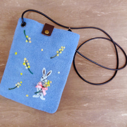 【送料無料】ウサギとミモザ柄のフェルトのミニショルダー 3枚目の画像