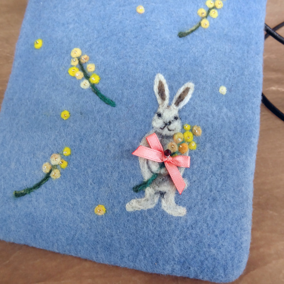 【送料無料】ウサギとミモザ柄のフェルトのミニショルダー 4枚目の画像