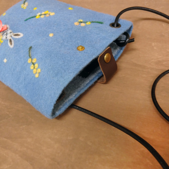 【送料無料】ウサギとミモザ柄のフェルトのミニショルダー 5枚目の画像