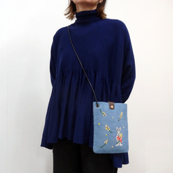 【送料無料】ウサギとミモザ柄のフェルトのミニショルダー 2枚目の画像