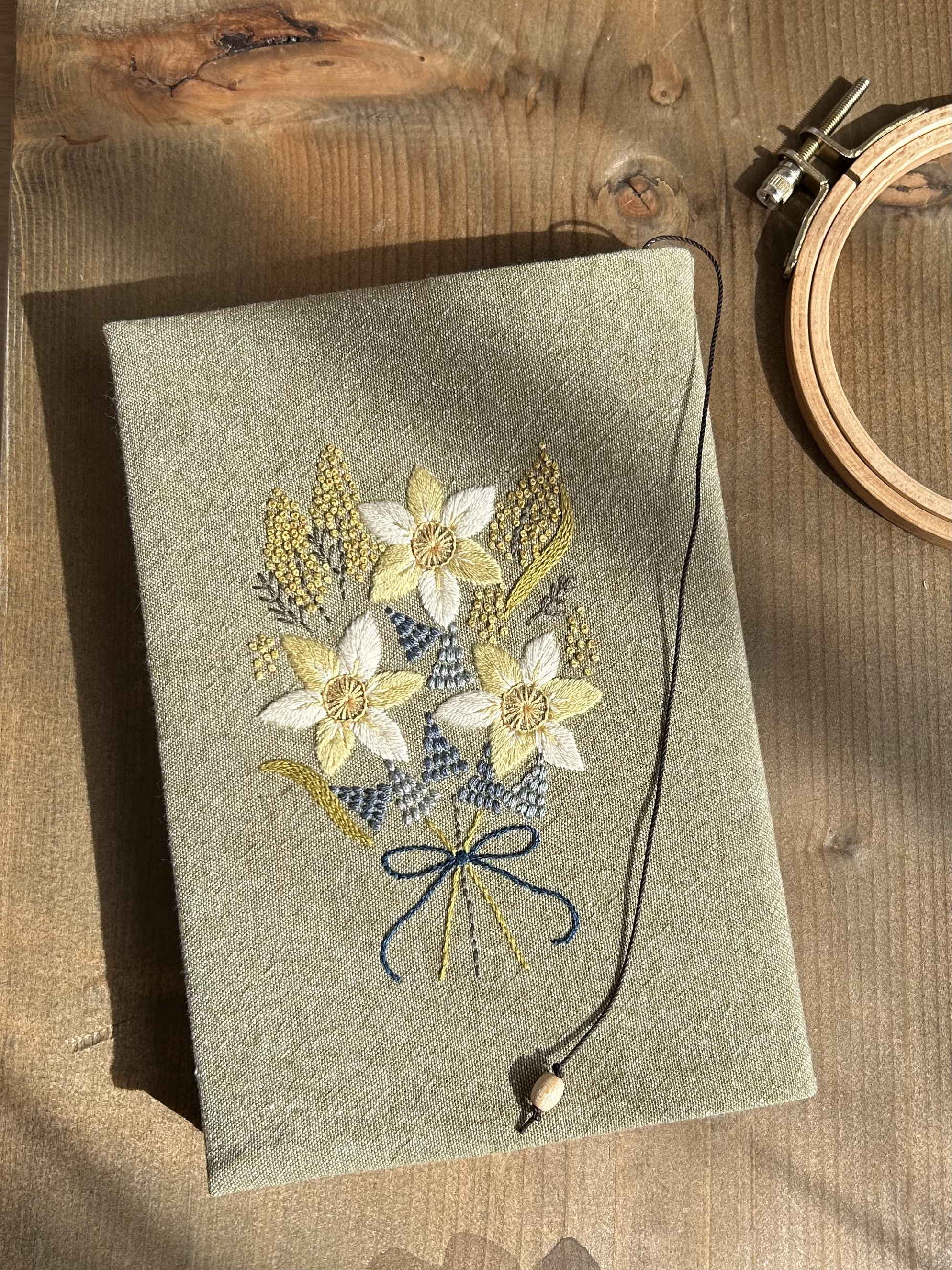 【水仙・ミモザ・ムスカリのブーケ】手刺繍のブックカバー　布　四六判サイズ《受注制作》
