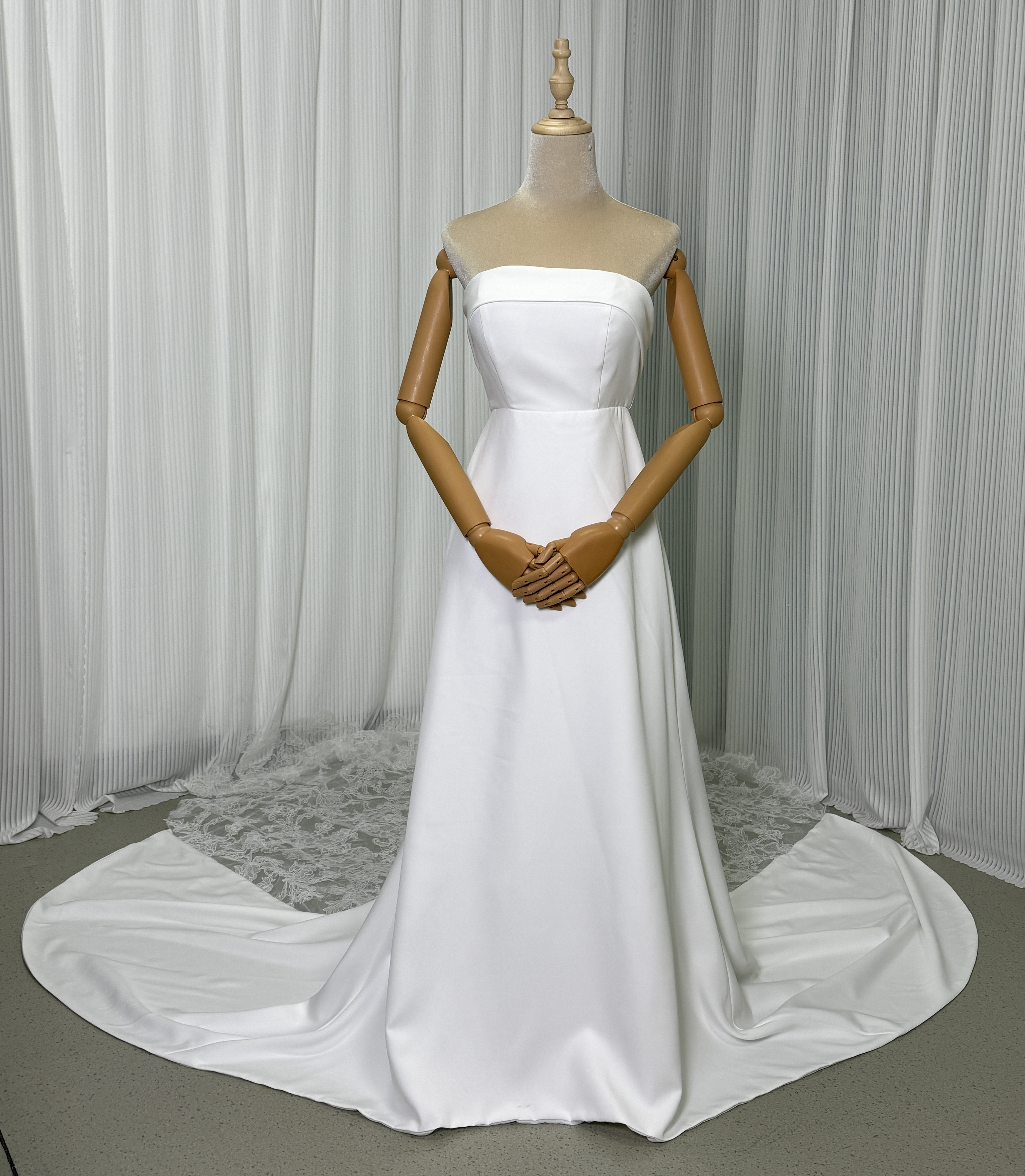 送料無料！ウェディングドレス ベアトップ 華やかなトレーン  流れる透け花レース 快適な生地 クラシカル